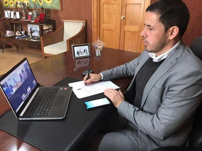 El alcalde Héctor Suárez en su despacho durante una videoconferencia con el presidente del Gobierno de Canarias (Foto TA)